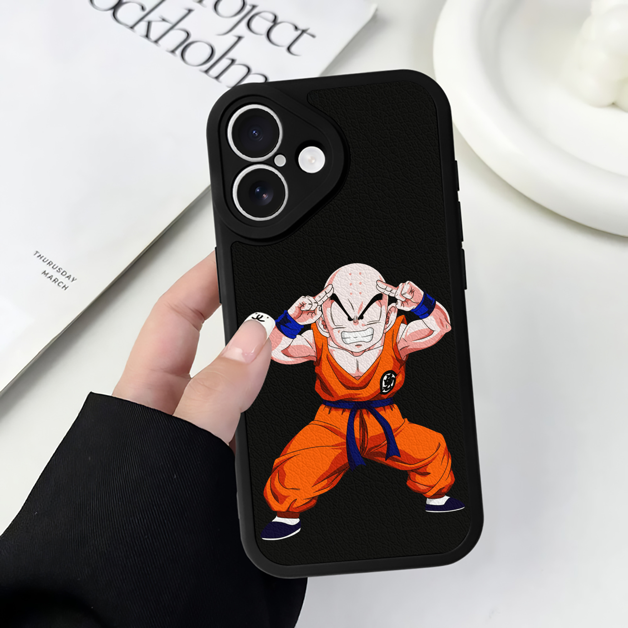 （画像用） ドラゴンボール クリリン DRAGON BALL krillin 【iPhone 16シリーズ対応】シリコンスマホケース（レザー調） 材質：シリコン